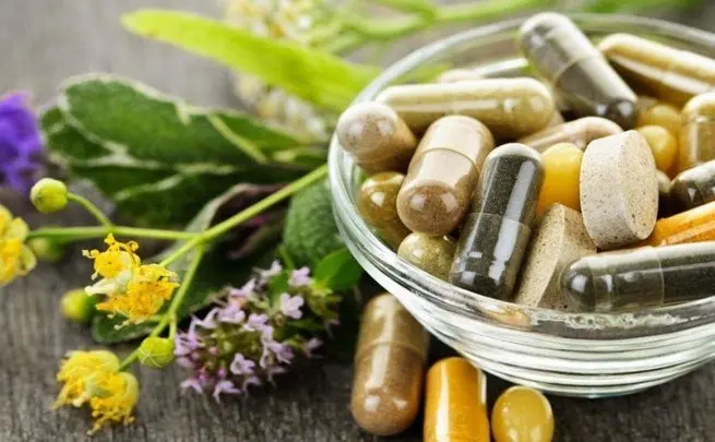 مکملهای غذایی مختلف در کنار داروهای تجویز شده در یک قفسه دارویی