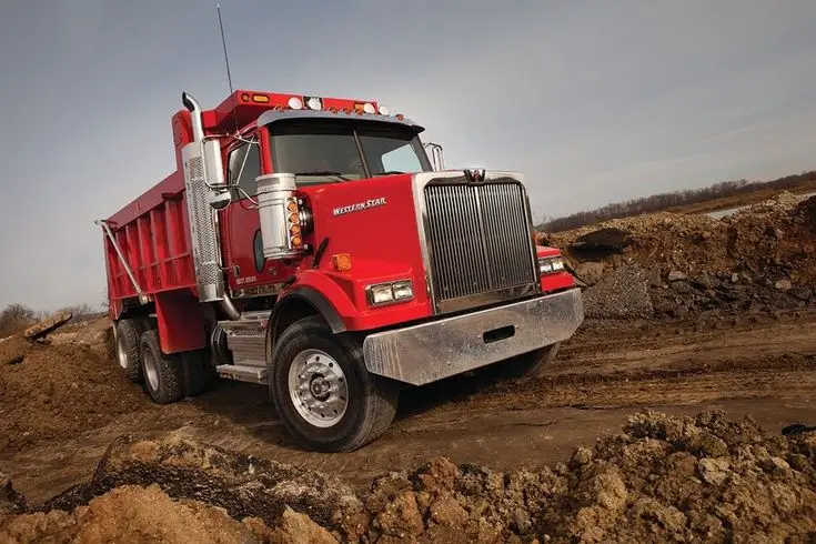 کامیون عمرانی Western Star در پروژه ساختوساز با بار بتن