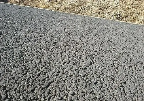 نمونهای از بتن سبک در حال تولید با مواد افزودنی متخلخل