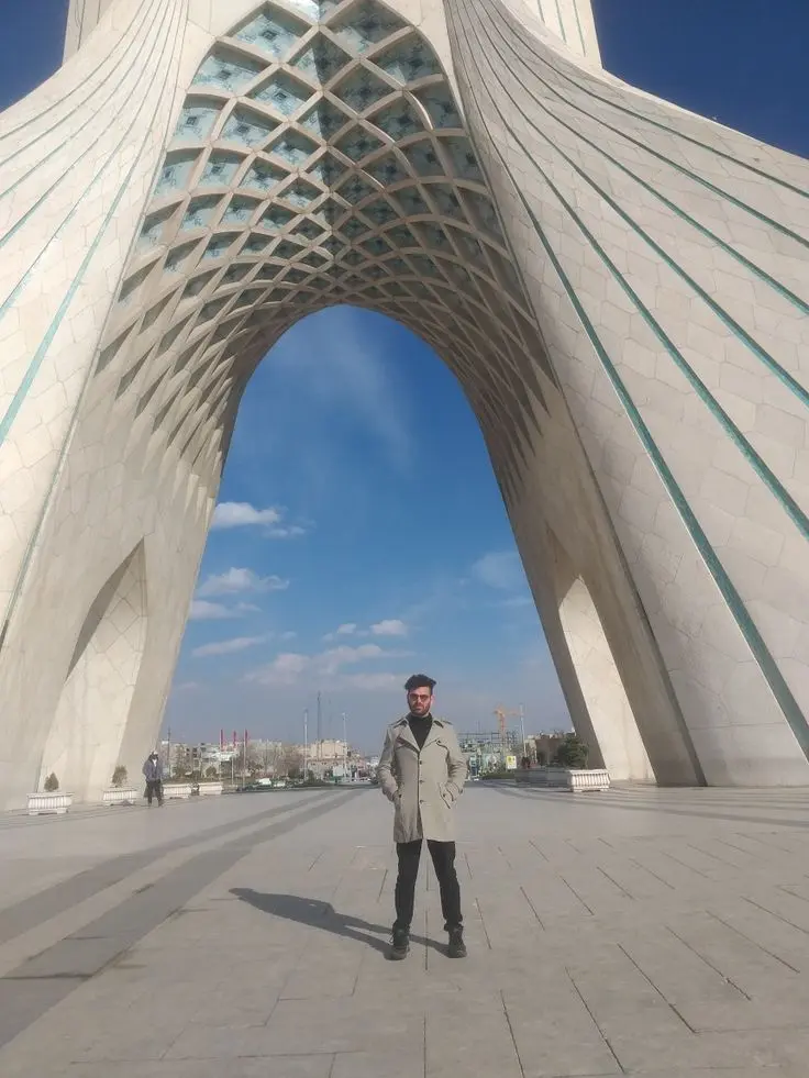 بازار تهران با معماری سنتی و مغازه‌های قدیمی