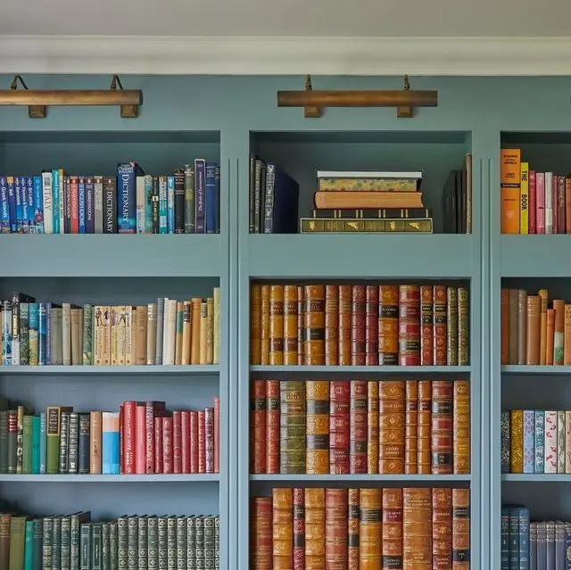 کتابخانه فلزی با طراحی صنعتی و قفسههای قابل تنظیم