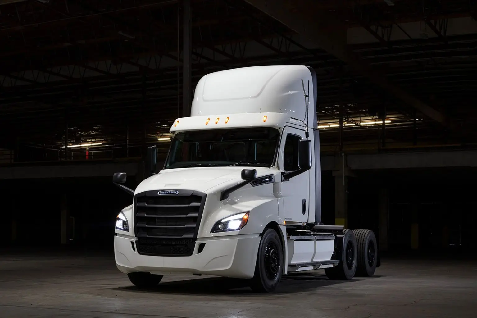کامیون برقی Freightliner eCascadia در حال بارگیری در انبار