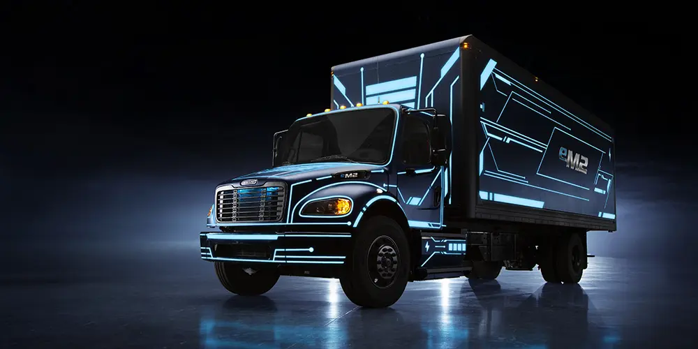 کامیون برقی Freightliner eM2 در حال حرکت در مسیر شهری