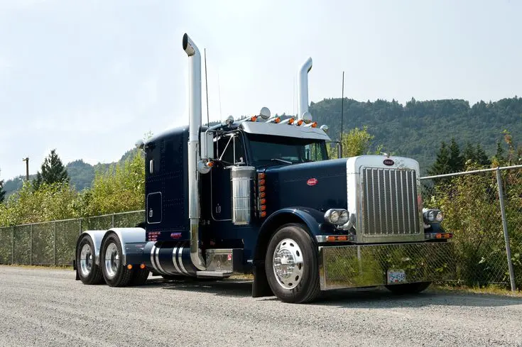 کابین کامیون قدیمی Peterbilt با طراحی کاربردی و فضای مناسب برای راننده