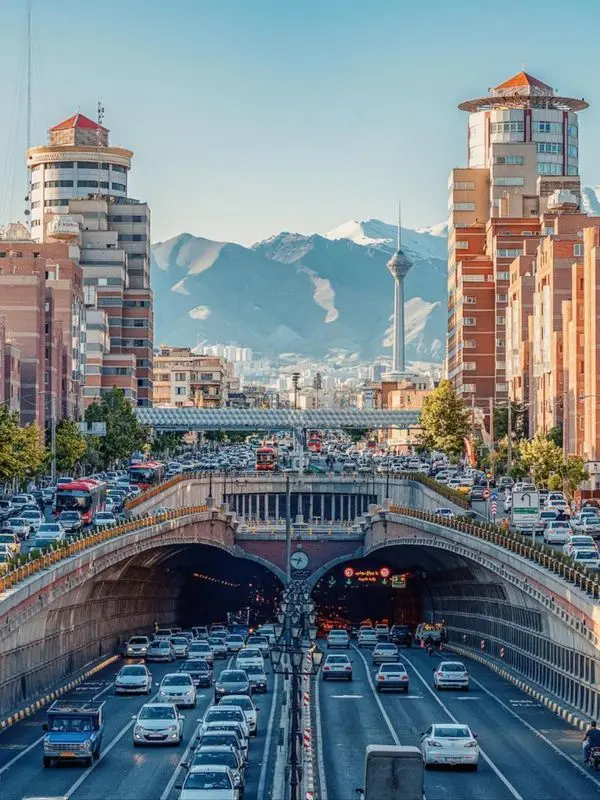 باغ تاریخی فین در تهران با معماری سنتی و فضای آرامش‌بخش
