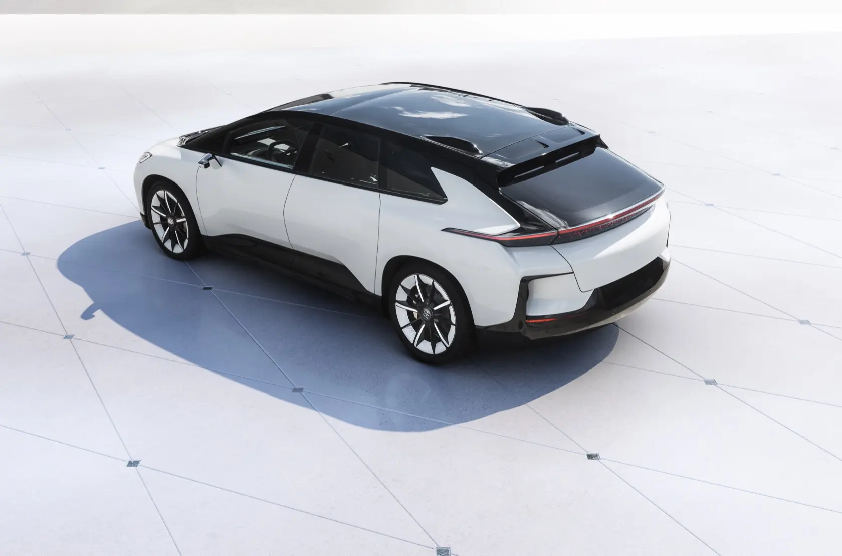 داشبورد و سیستم‌های هوشمند FF 91 با نمایشگرهای بزرگ و کنترل‌های مدرن