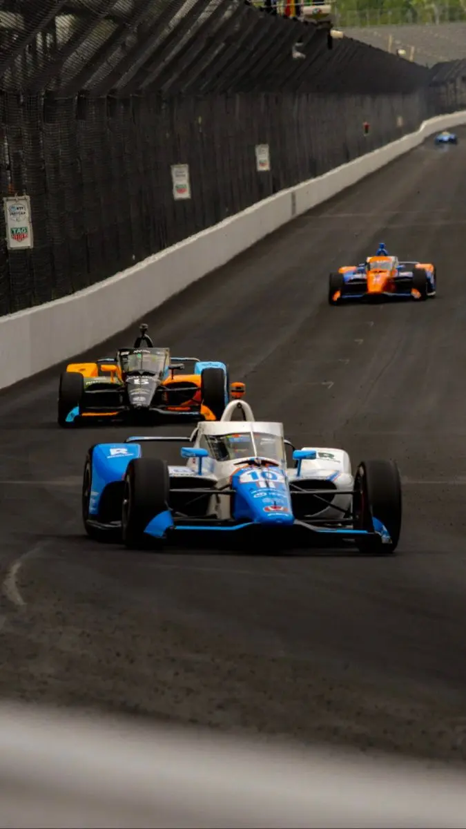 یک نمای نزدیک از موتور و سیستم انتقال قدرت یک خودرو IndyCar مدرن