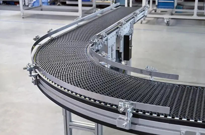 نوار نقاله صنعتی با سیستم حمل و نقل مواد در محیط کارخانه