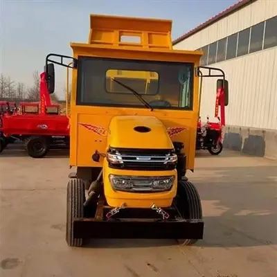 یک خودرو چهارچرخ محرک در حال عبور از مسیر کوهستانی لایزده