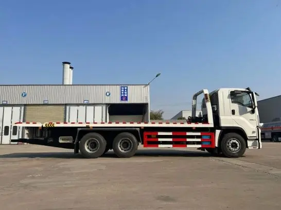یک تراکتور یدککشی سنگین با طراحی صنعتی و قابلیت حمل بارهای بسیار سنگین