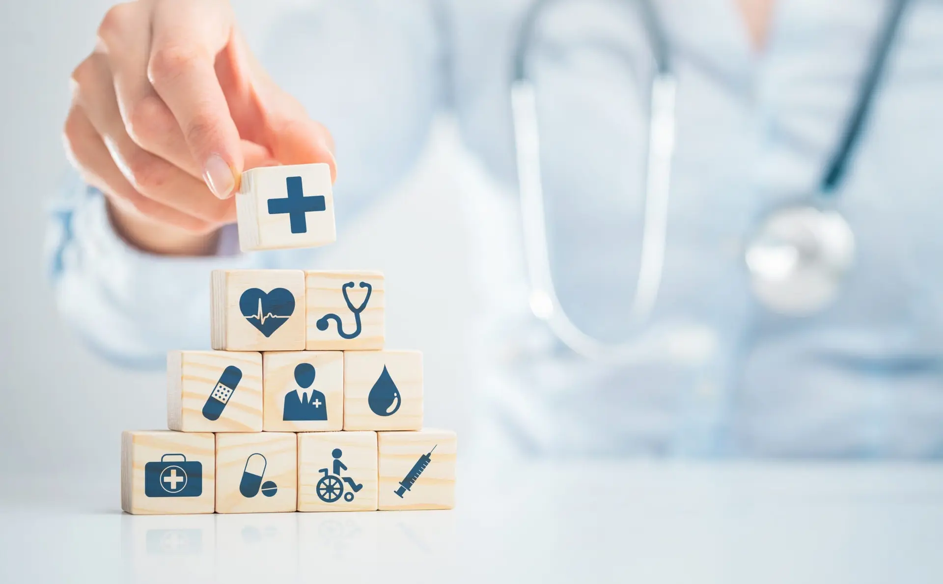 یک تیم پزشکی در حال بررسی نتایج تحقیقات جدید برای ارائه اطلاعات بهروز در مورد سلامت