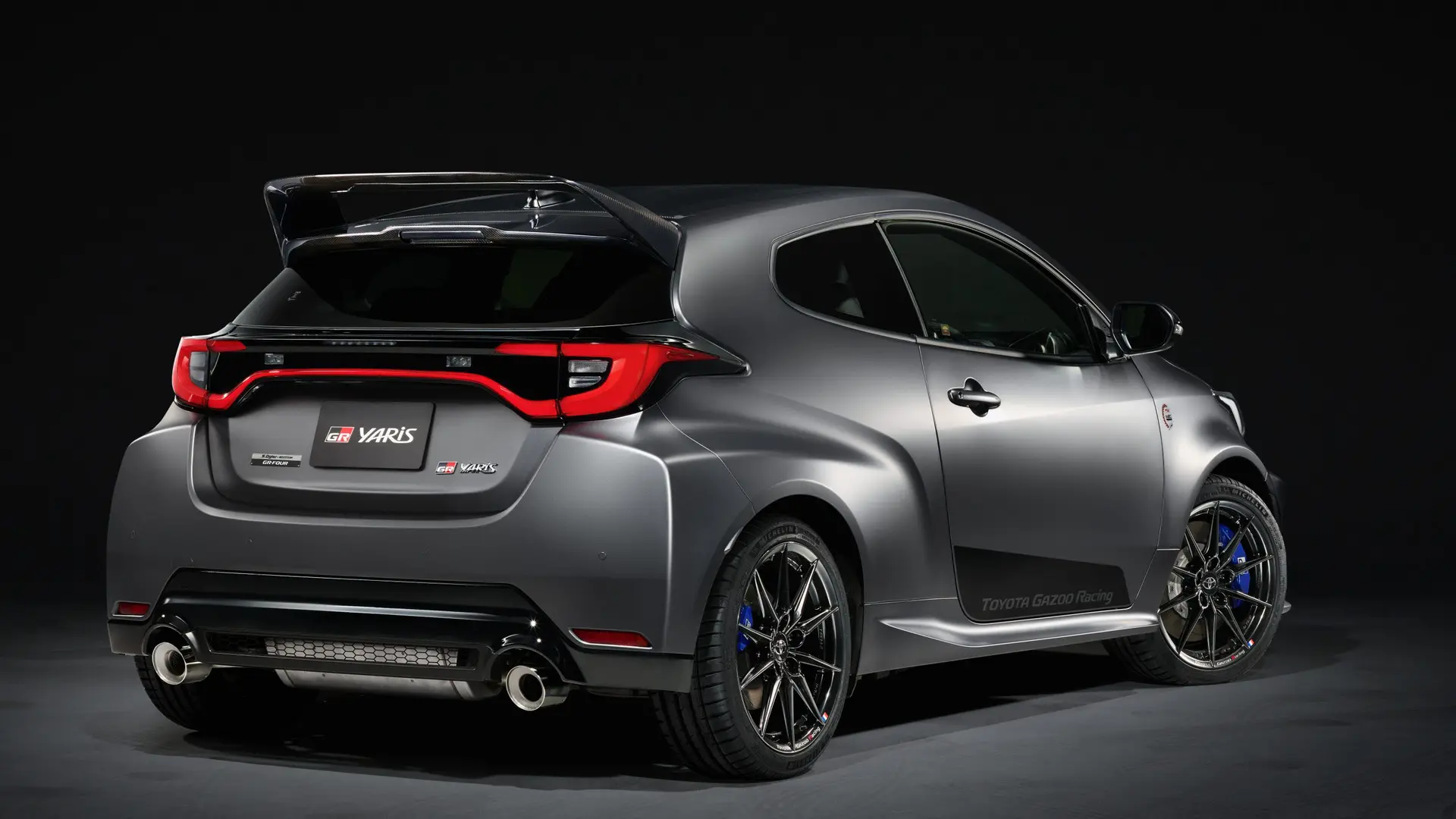 داخل کابین تویوتا GR Yaris با داشبورد دیجیتال و صندلی‌های ورزشی