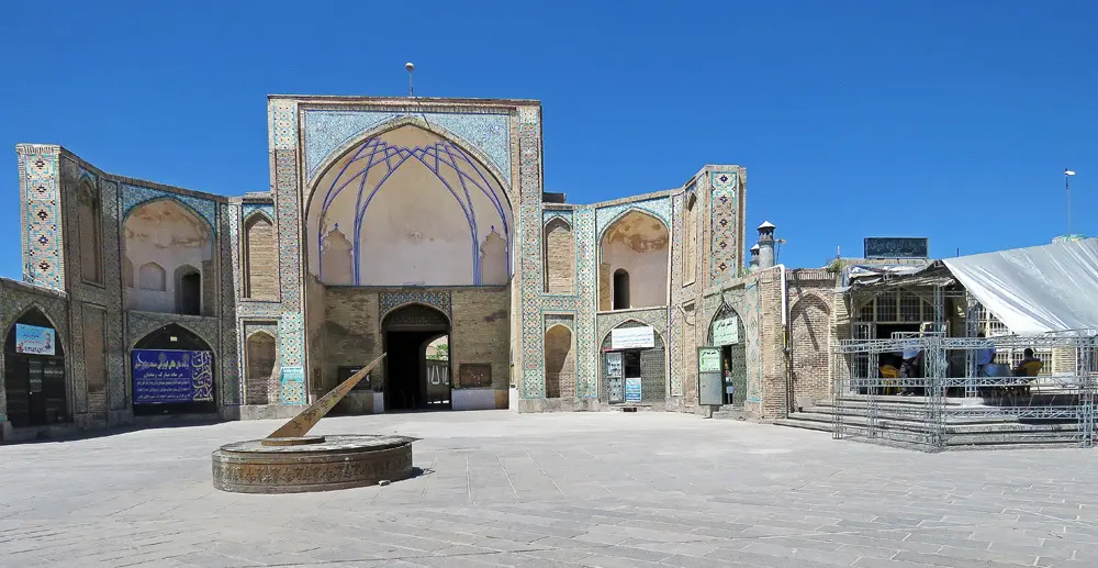 مسجد جامع قزوین با معماری سنتی و گنبد زیبا