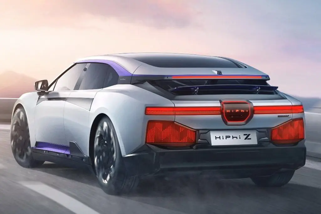 سدان لوکس برقی با طراحی اسپورت و پنلهای خورشیدی