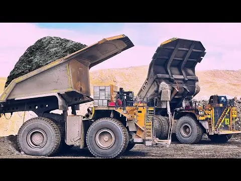 کامیون معدنی مدرن با سیستمهای الکترونیکی پیشرفته