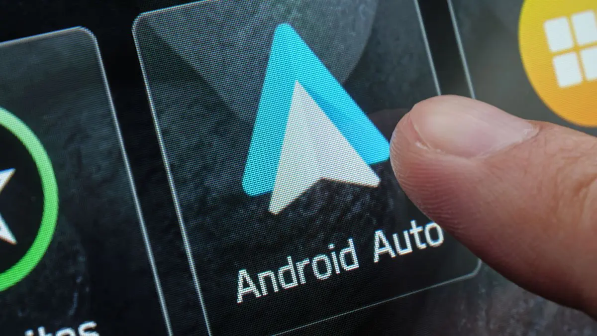 نمونهای از رابط کاربری Android Auto در صفحه نمایش خودرو