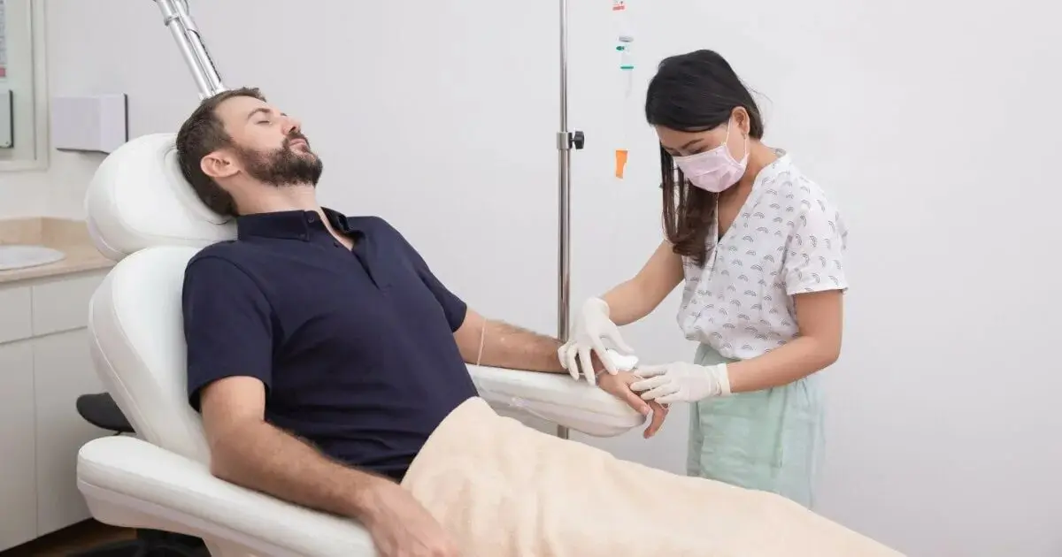 پزشک در حال معاینه بیمار با استفاده از دستگاههای پزشکی مدرن
