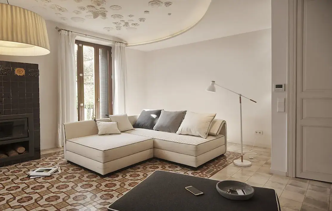 نمایی از داخل کابین یک خودرو با سیستم‌های کنترل الکترونیکی پیشرفته و نمایشگرهای دیجیتال