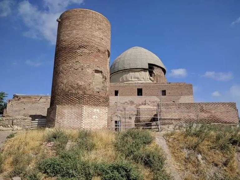 منظره کوهستانی اردبیل با چمنزارهای سبز و آسمان صاف