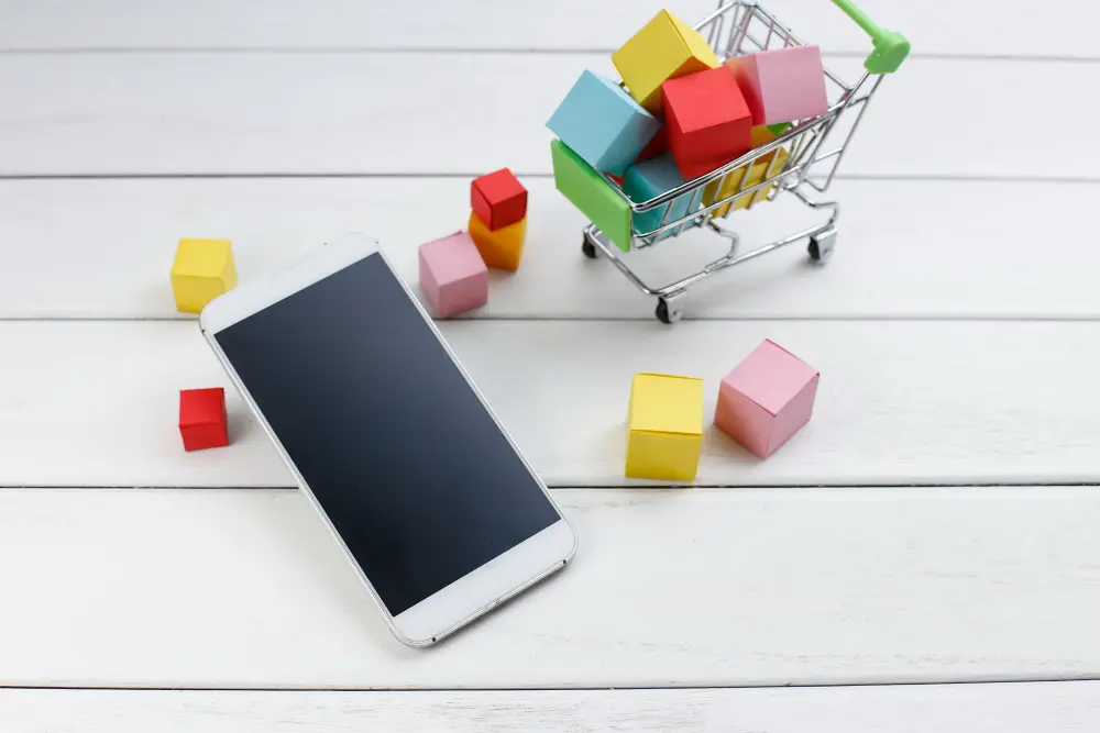کاربرانی که در حال خرید از طریق گوشی‌های هوشمند خود هستند