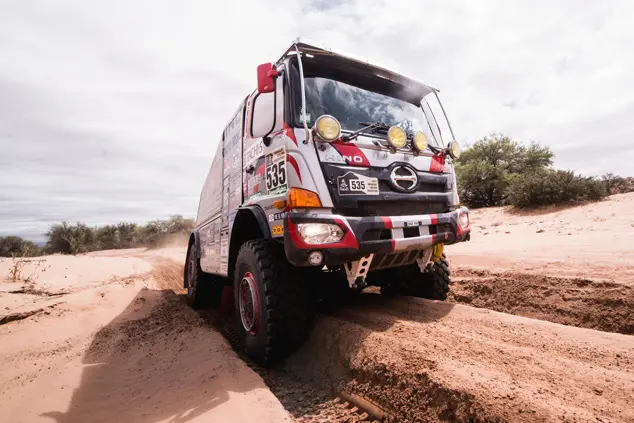 موتور قدرتمند Hino 500 Dakar با سیستم توربوشارژر دو مرحله‌ای