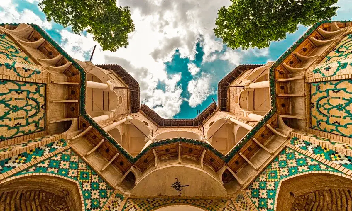 معماری ایرانی سنتی با استفاده از بادگیر و ایوان