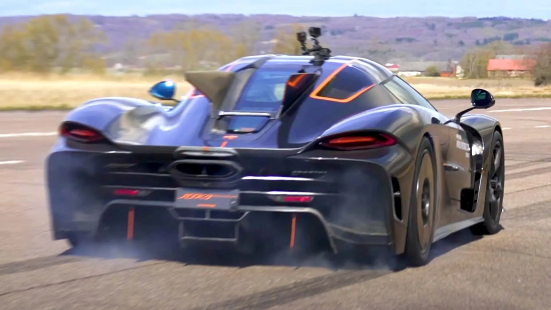 Koenigsegg Jesko Absolut در حال انجام مانور بر روی باند فرودگاه با طراحی منحصر به فرد