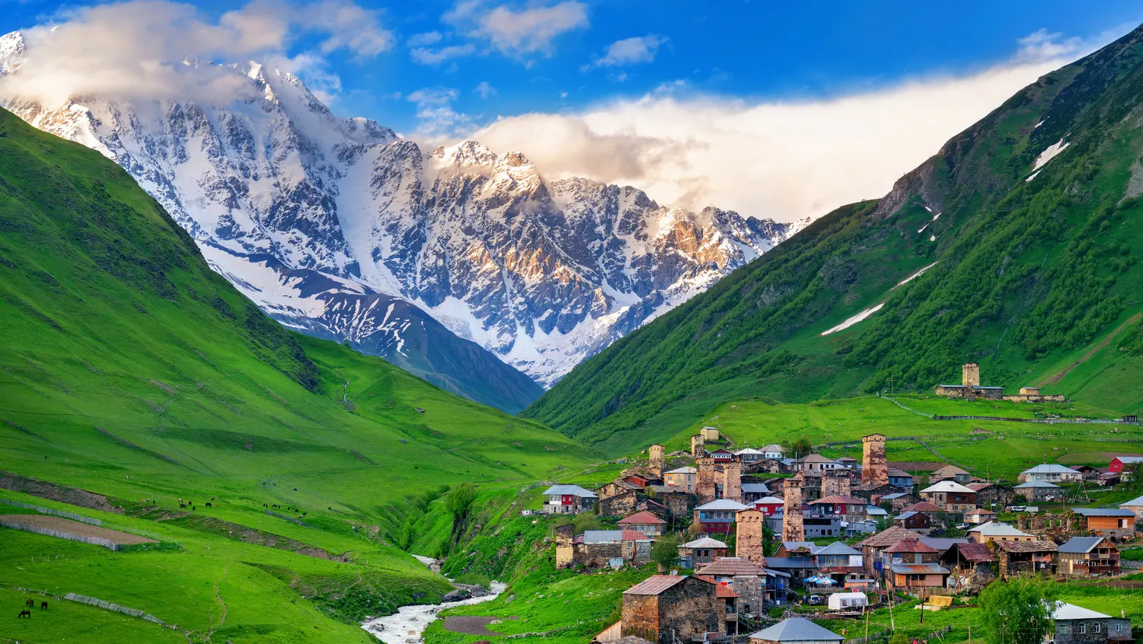منظره کلی تفلیس، پایتخت گرجستان با معماری تاریخی و خیابانهای پرتردد