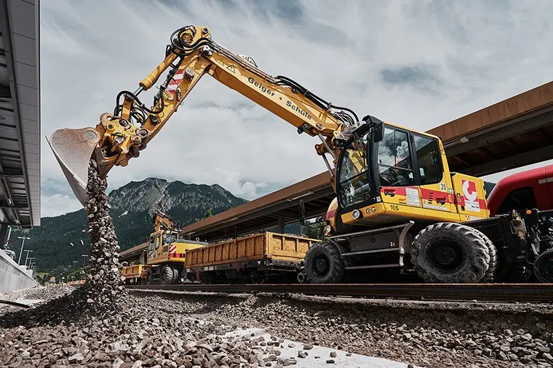 جرثقیل لیبرهر در حال انجام عملیات بارگیری در یک سایت صنعتی
