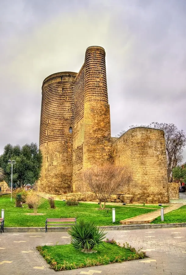 قلعه تاریخی قاپان در شهر ارومیه با معماری سنتی و دیوارههای سنگی