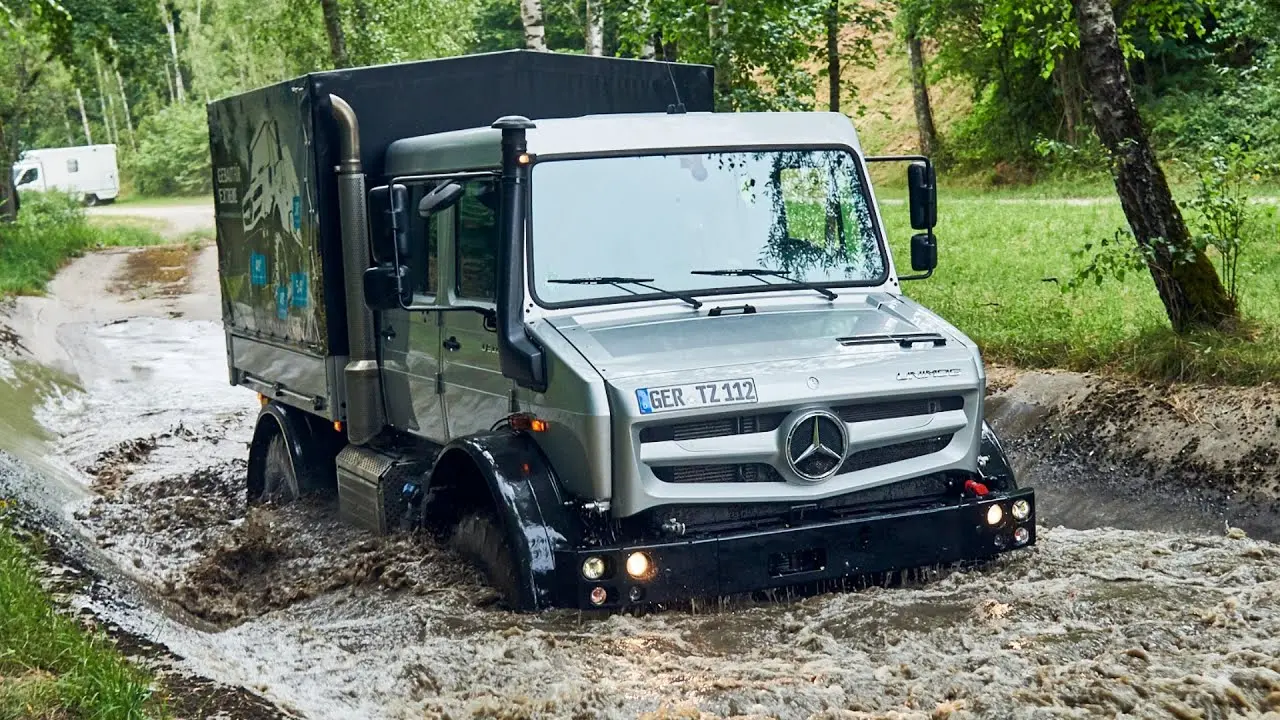 Unimog U 5023 در حال انجام عملیات نجات و امداد در شرایط سخت