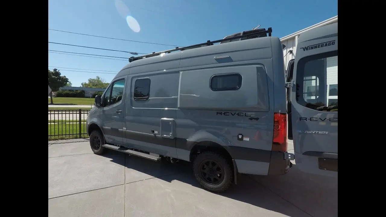 سیستم محرک و داخلی کمپر Winnebago Revel با کابین مسافر و امکانات داخلی