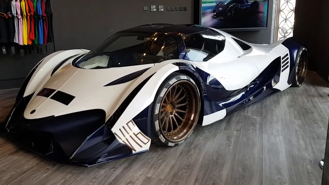 طراحی داخلی کابین Devel Sixteen با مواد باکیفیت و دکمه‌های کنترل الکترونیکی