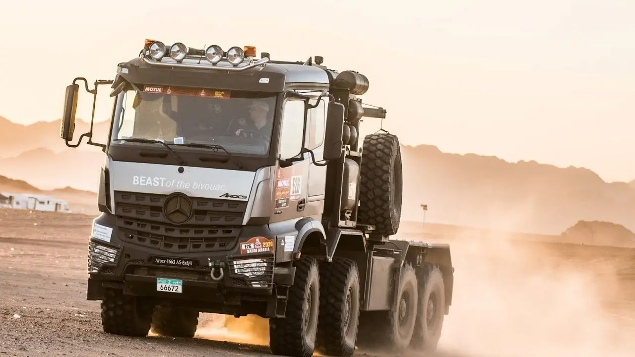 کامیون مسابقه‌ای Actros Dakar در حال عبور از مسیرهای سخت و شن‌زده