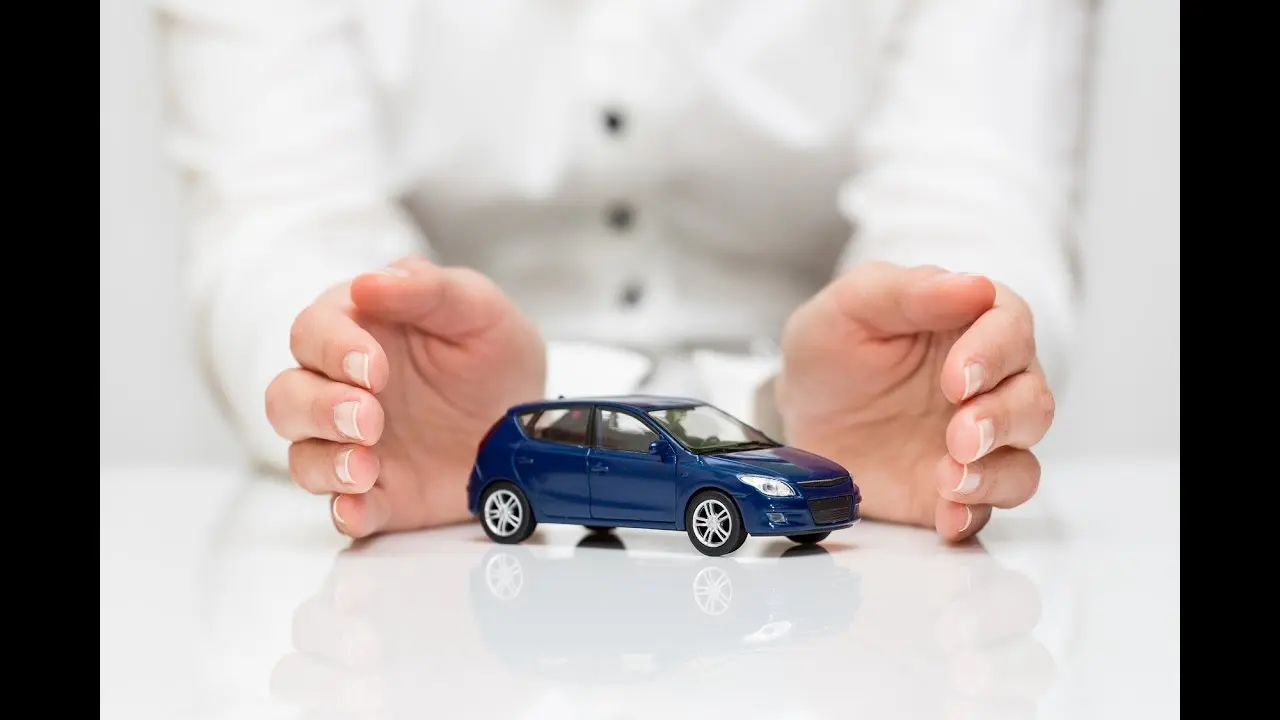 یک خودرو در حال تعمیر پس از تصادف با پوشش بیمه بدنه