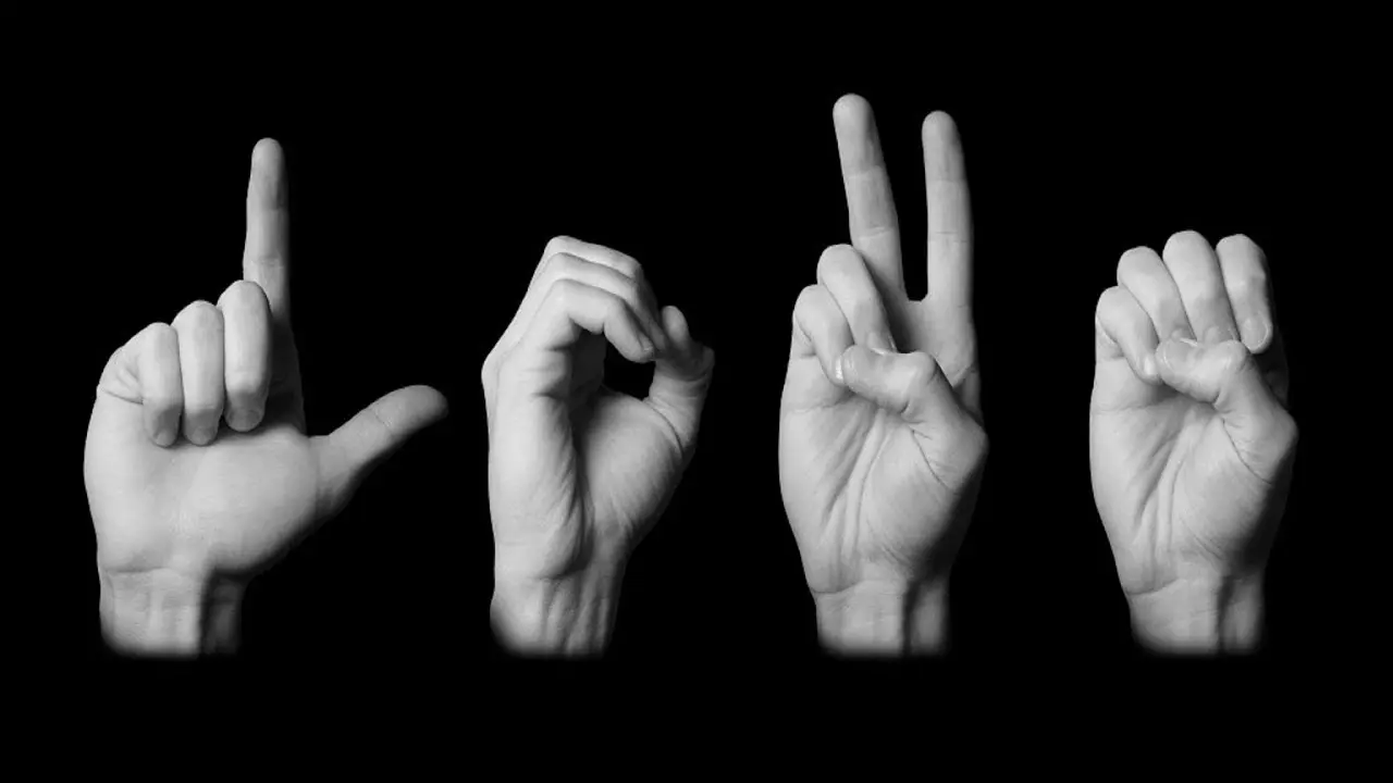 نمونه‌ای از دستگاه‌های پوشیدنی برای تشخیص حرکات دست در زبان اشاره