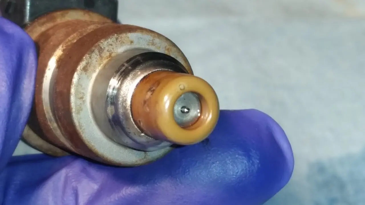انژکتور پاک و سالم که به درستی سوخت را اسپری می‌کند