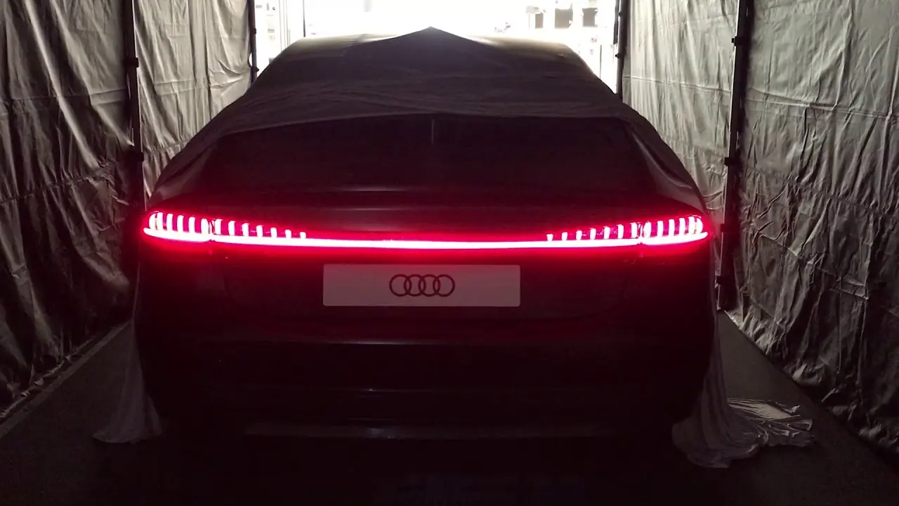چراغهای OLED خودرو در شب با نورپردازی دقیق و طراحی مدرن