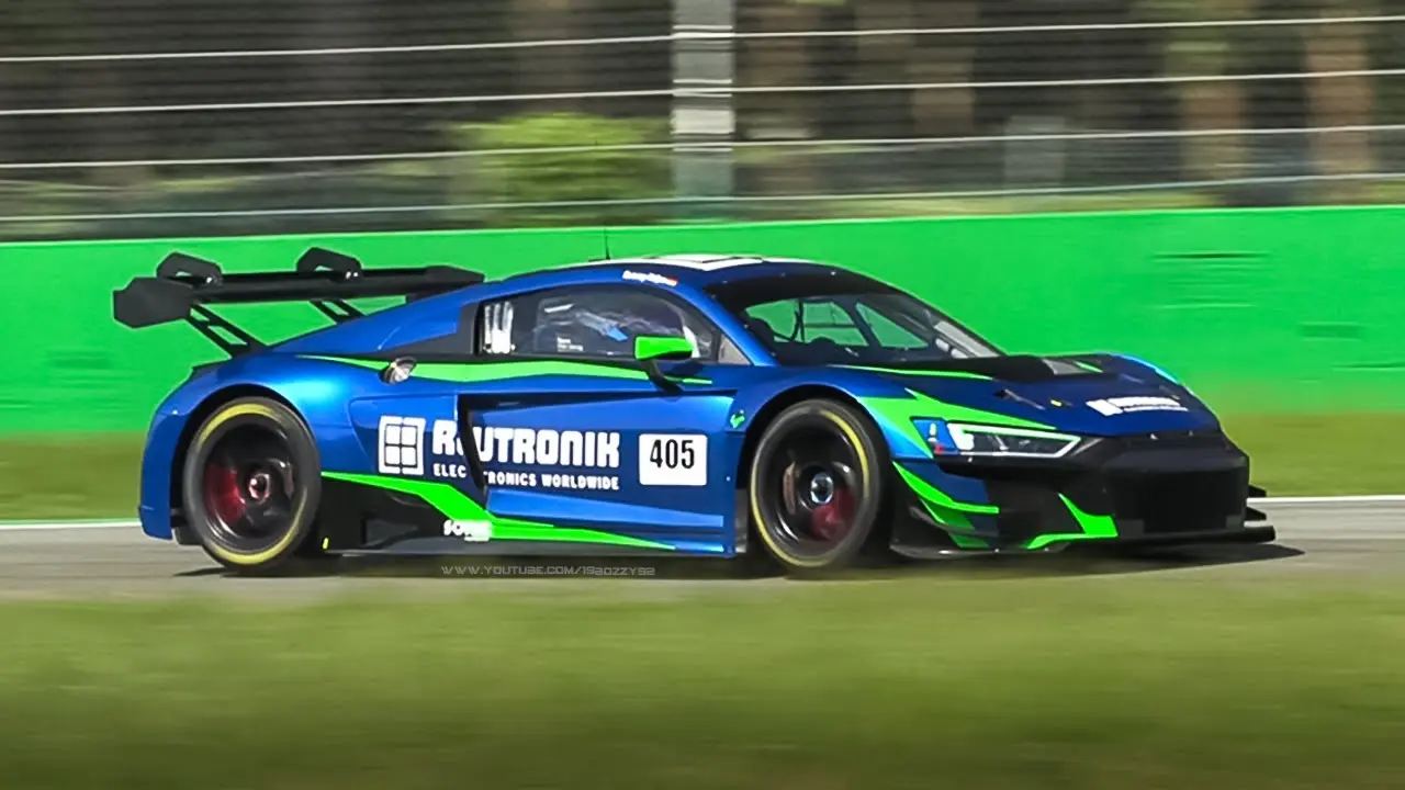 آئودی R8 LMS در حال شرکت در مسابقات GT3