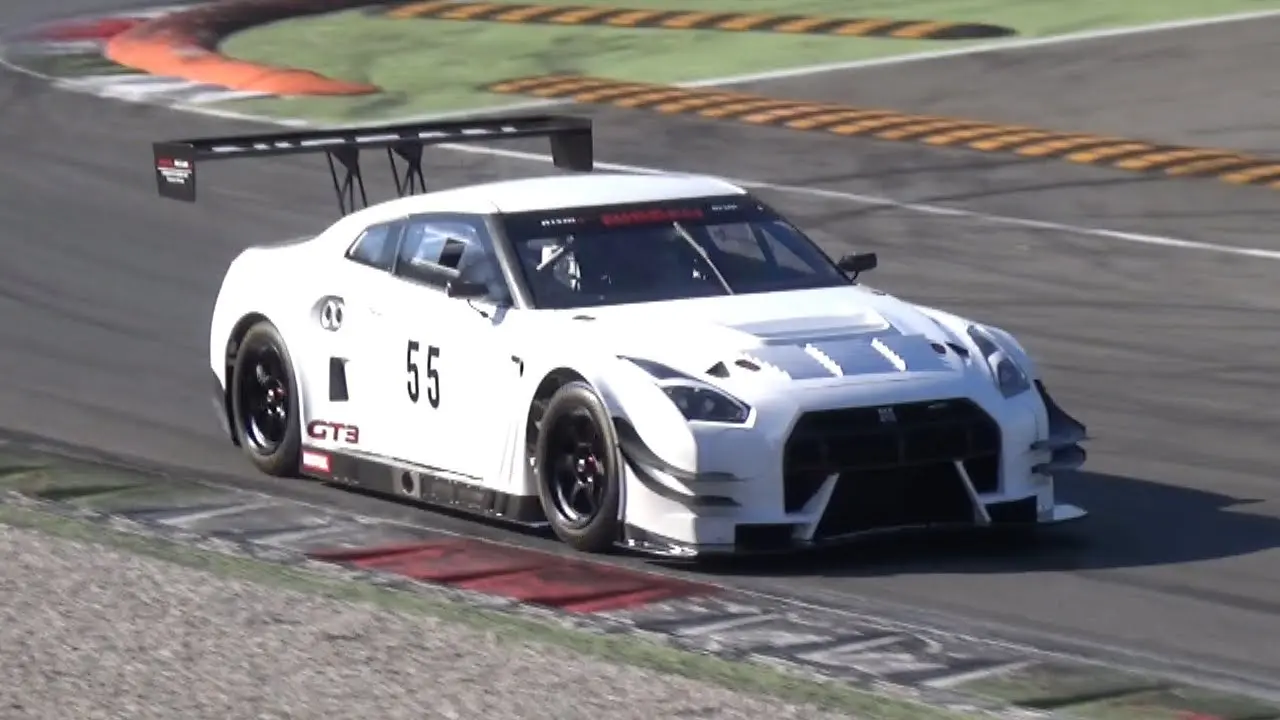 داخل کابین نیسان GT-R GT3 با صندلی‌های اسپورت و داشبورد دیجیتال