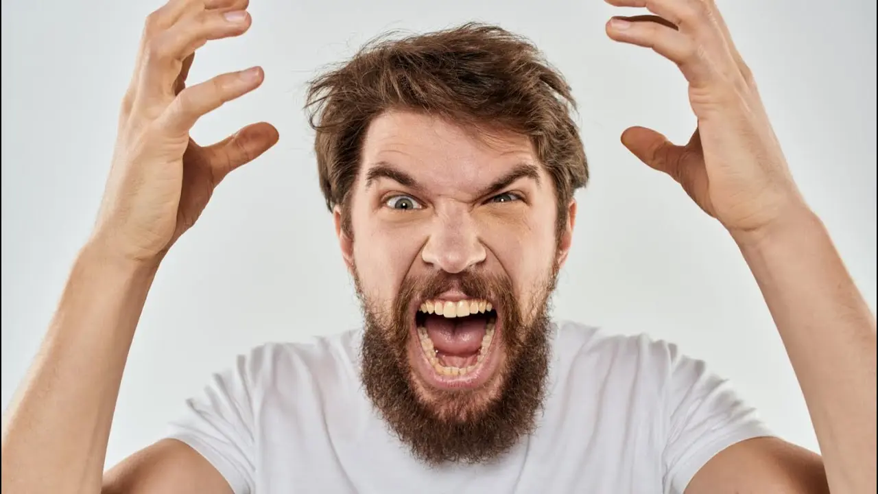 یک فرد در حال انجام تمرینات تنفسی برای آرامش