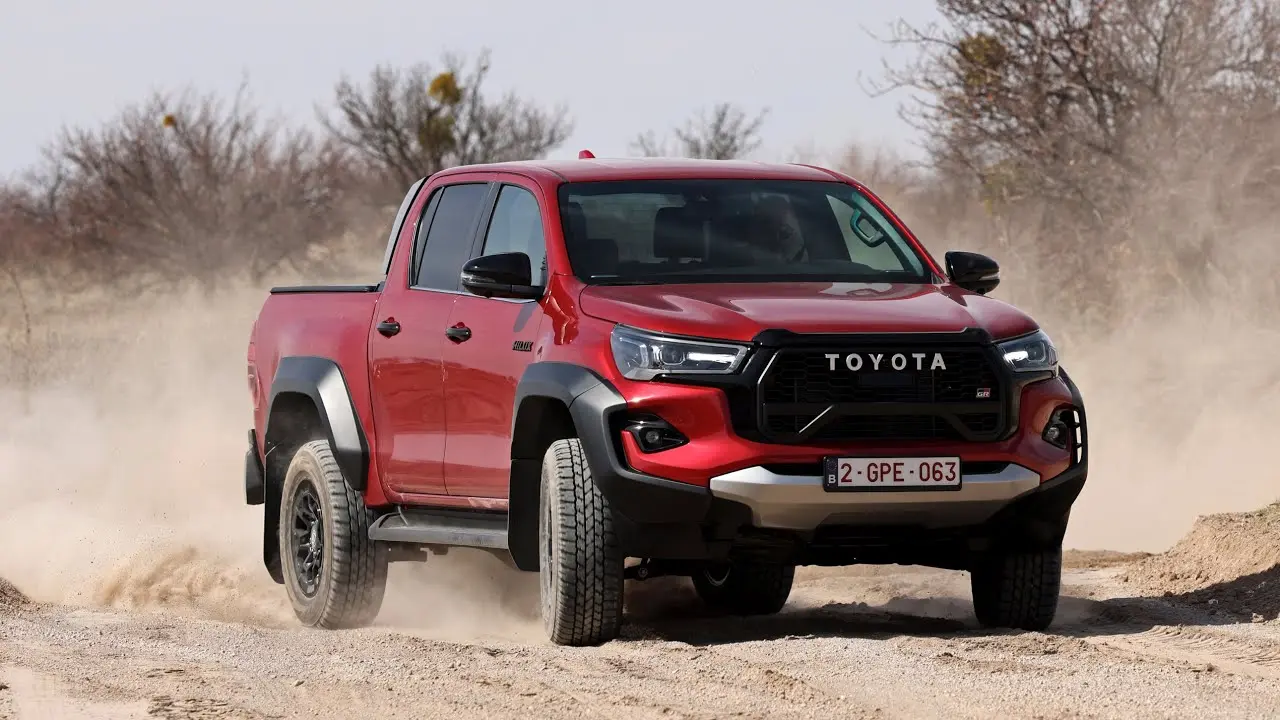 کابین داخلی و نمایشگر دیجیتال تویوتا Hilux GR Sport