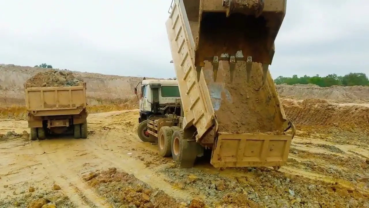 لودر کوماتسو در حال بارگیری مواد در یک سایت ساختمانی