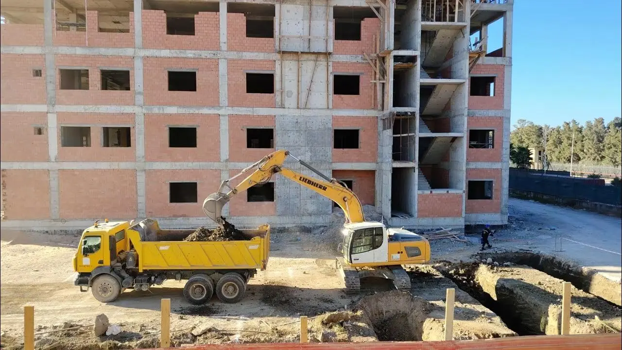 لودر لیبهر در حال کار در یک معدن با بارگیری سنگ و مواد معدنی