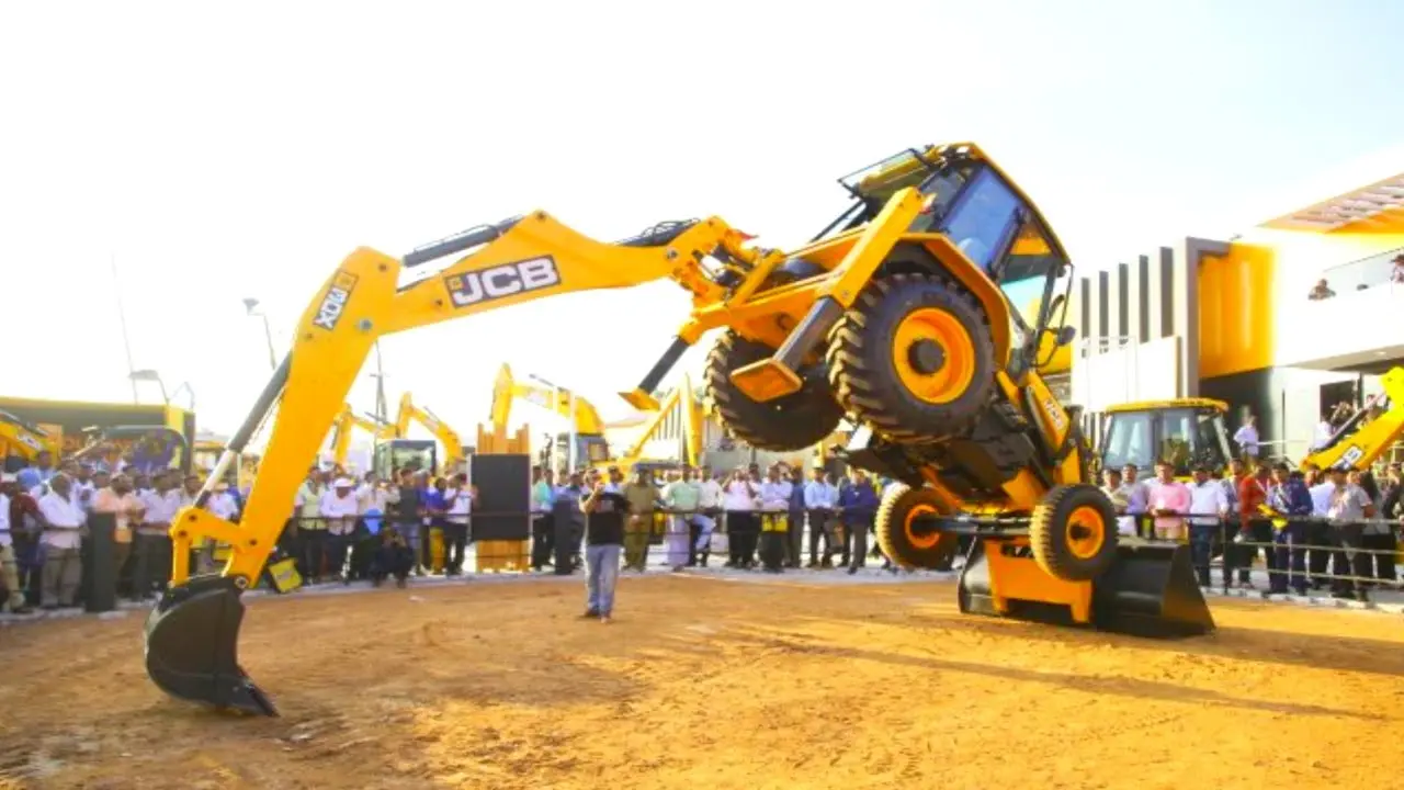 ماشین‌آلات قدیمی JCB در دهه ۱۹۶۰ با طراحی هیدرولیکی