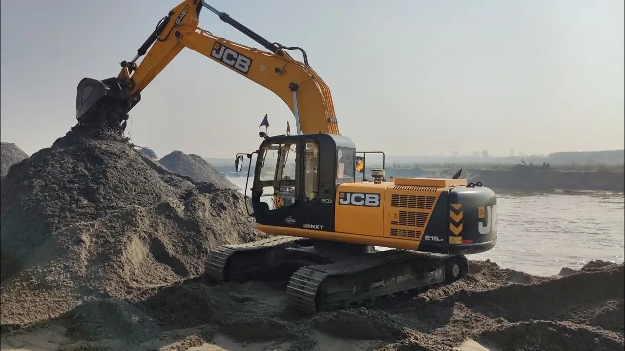 بیل مکانیکی JCB در حال انجام عملیات خاکبرداری در یک پروژه ساختوساز
