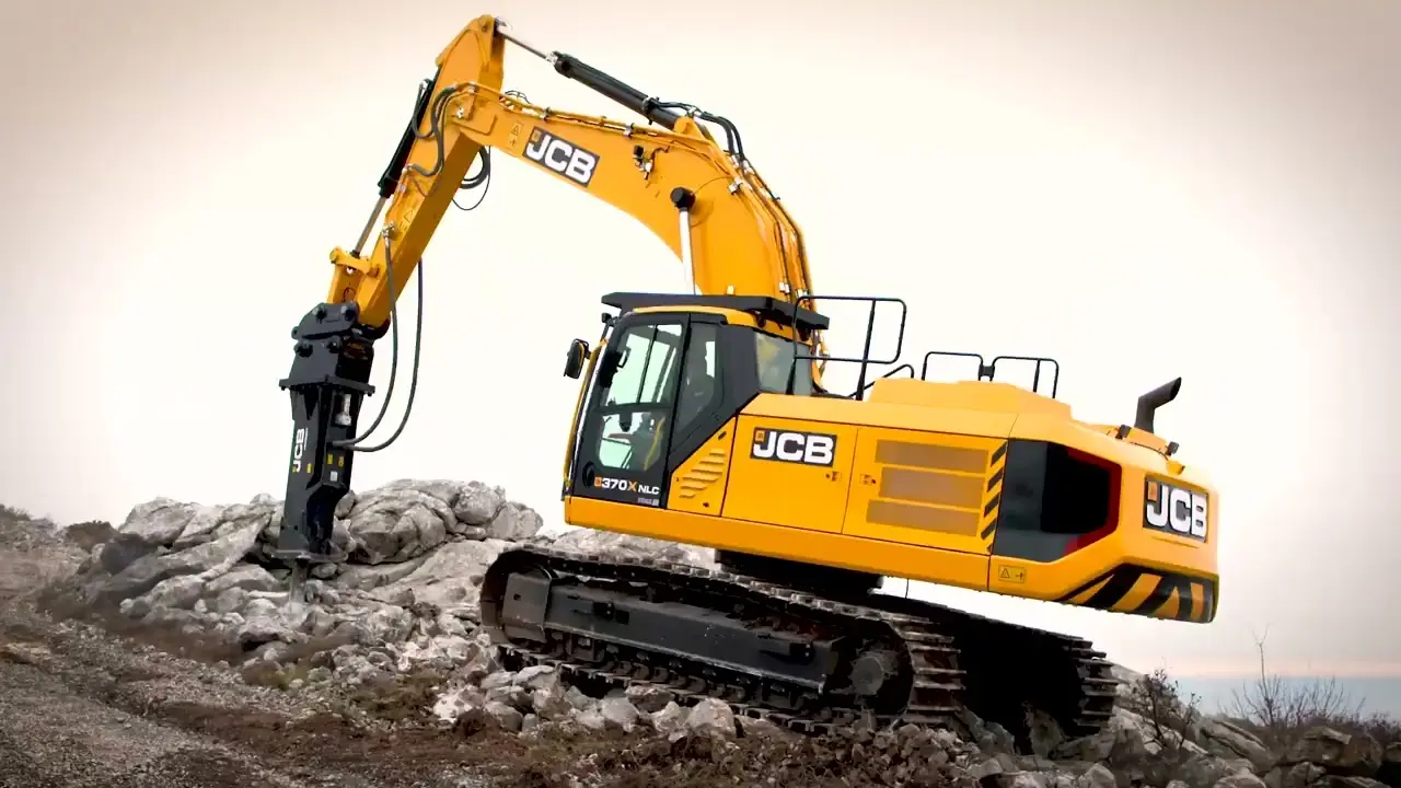 بیل مکانیکی JCB در یک کارگاه تعمیرات و نگهداری