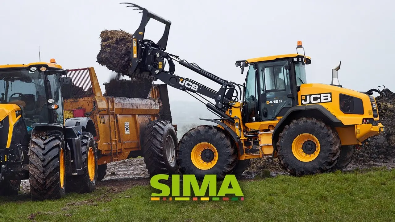 یک بیل مکانیکی JCB در حال انجام عملیات خاک‌ورزی