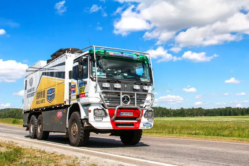 کامیون Actros در مسیر مسابقه داکار با سیستم تعلیق و فرمان پیشرفته