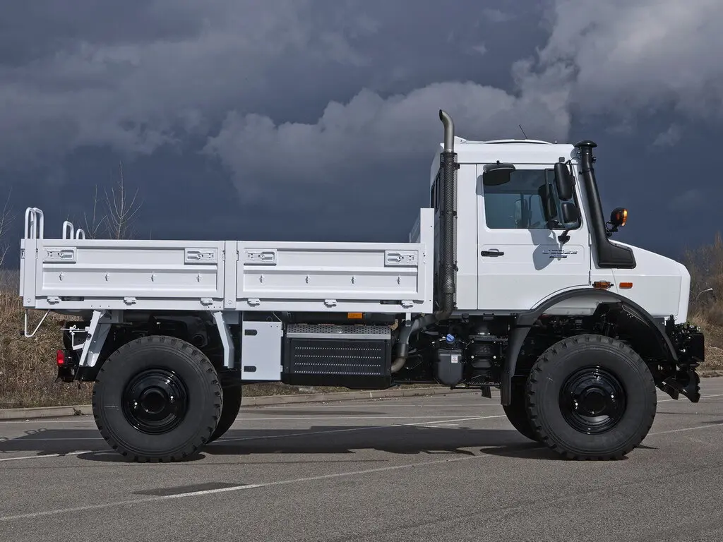 Unimog U 5023 در حال انجام عملیات حمل و نقل بار سنگین